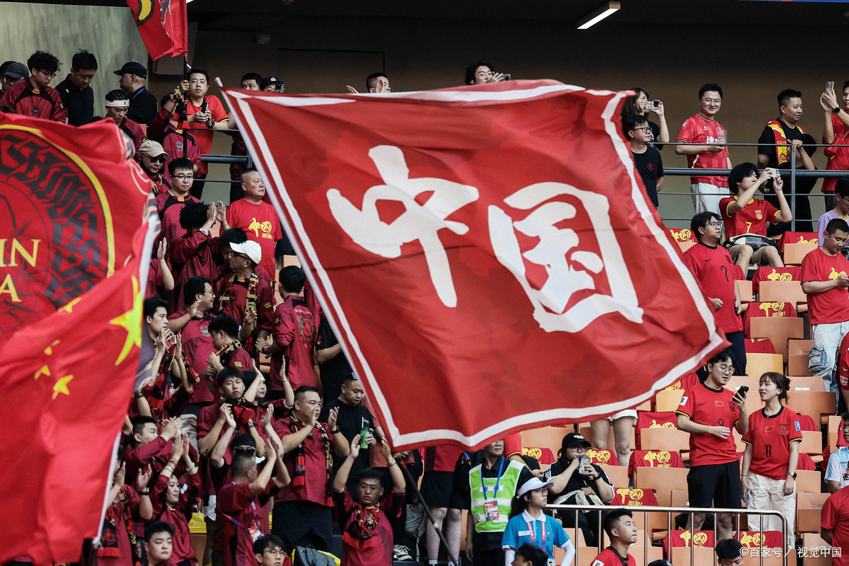 DB电竞分析入口-关于足球盛会：场上球员奋力拼搏的信息