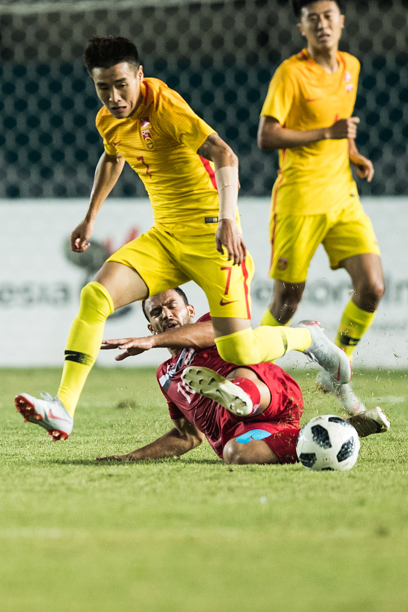 关于足球盛会：场上球员奋力拼搏的信息