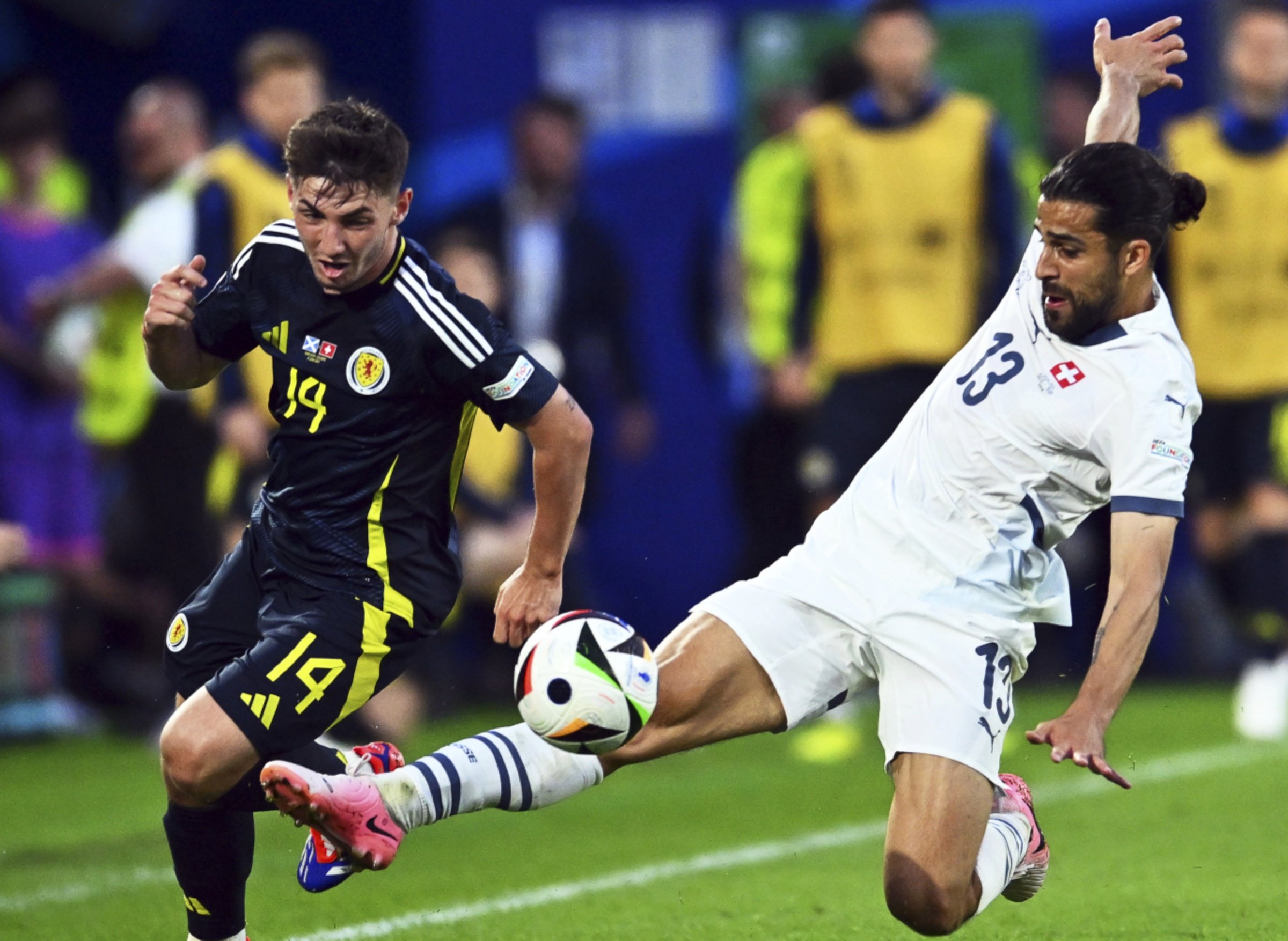 足球场上有声有色，比赛轮番上演